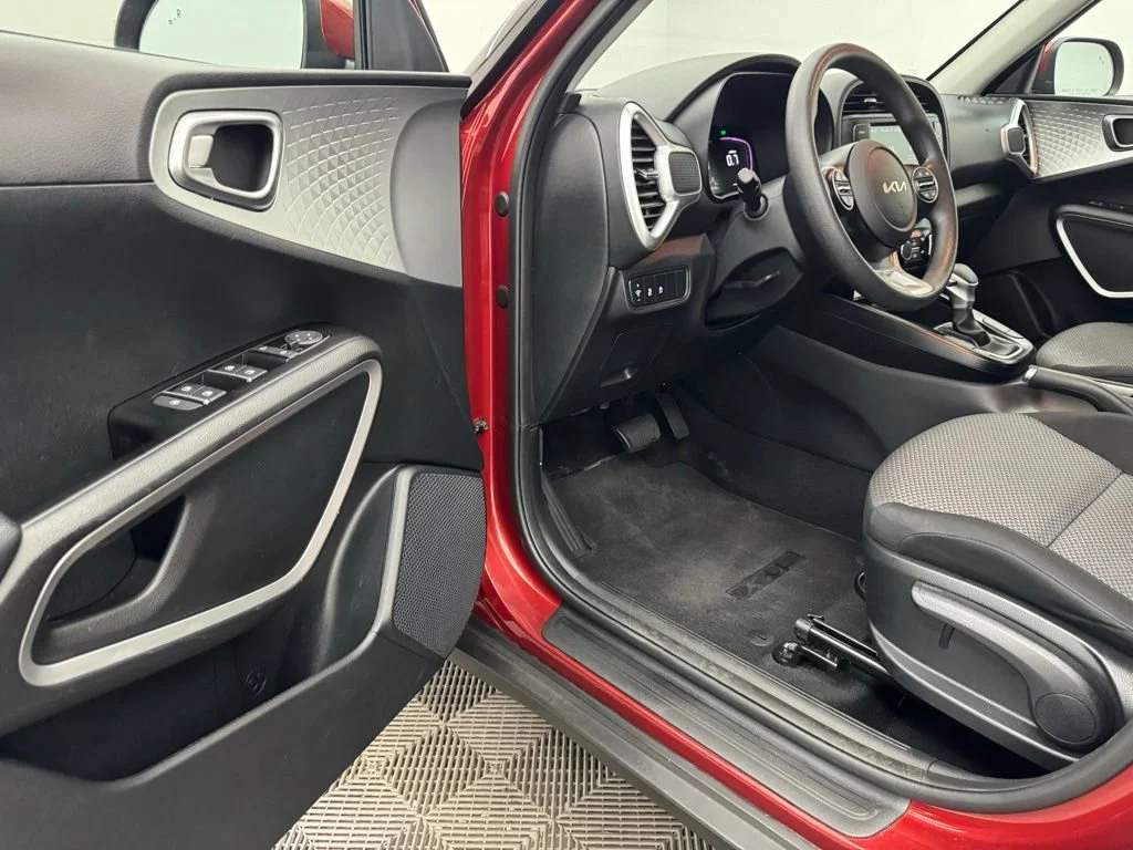 Used 2025 Orange Kia  image 13