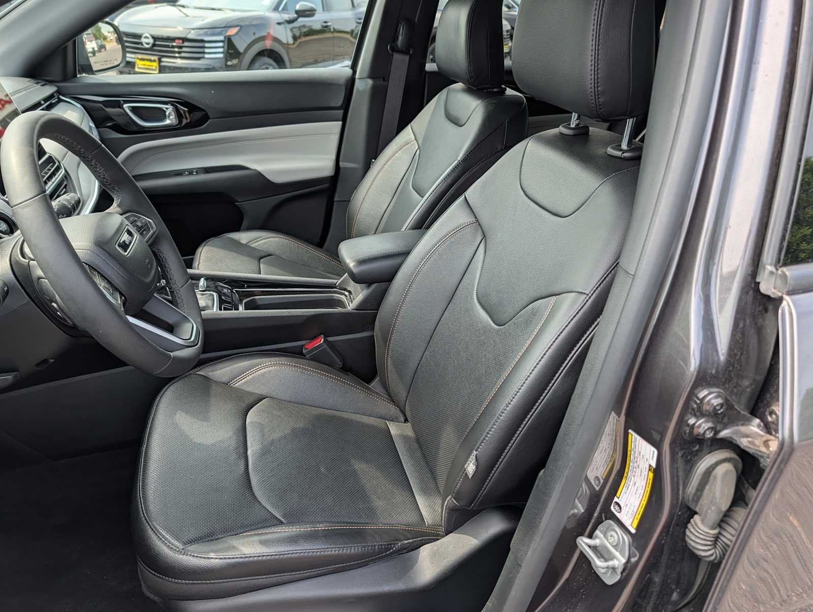 Used 2023 Granite Crystal Metallic Clearcoat Jeep Limited image 9