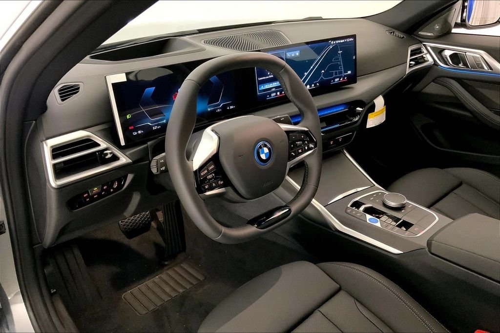 Used 2026 Skyscraper Grey Metallic BMW xDrive40 image 4