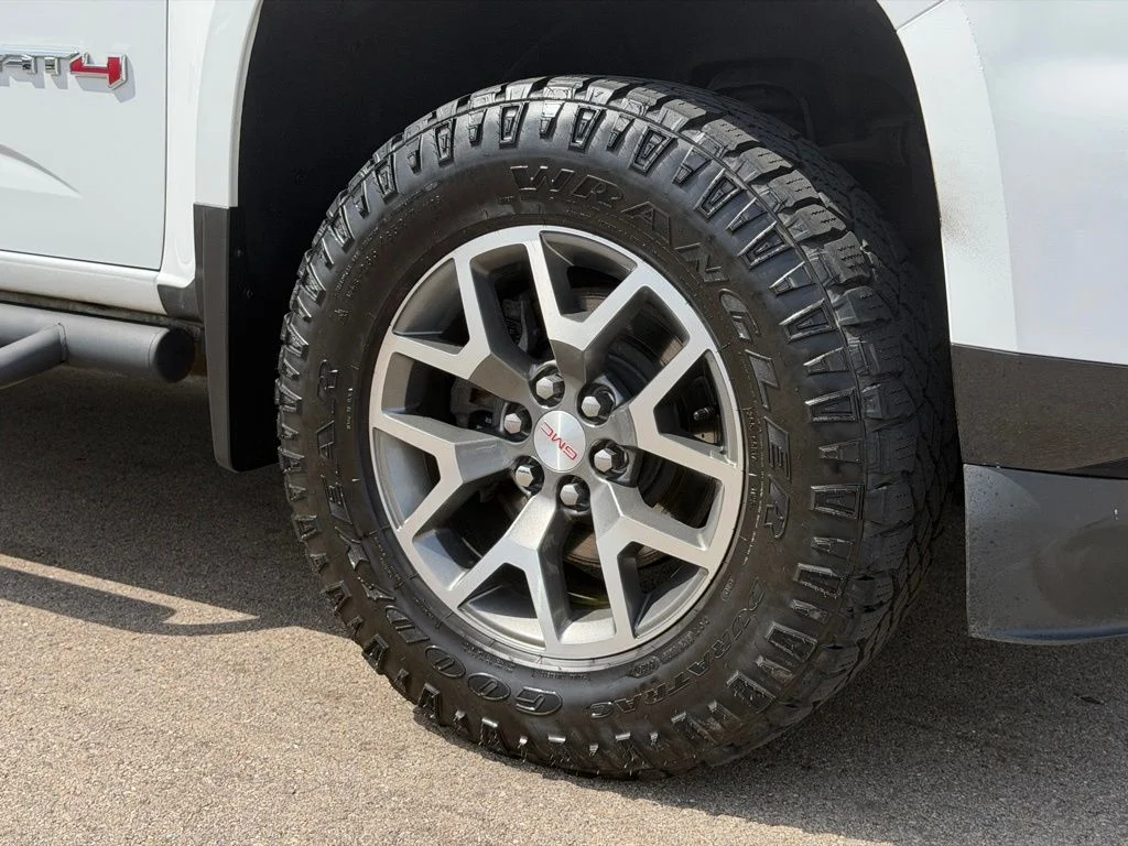Used 2021 White GMC AT4 w/Leather image 25