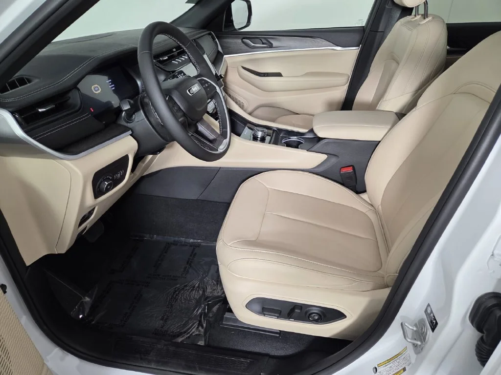 New 2026 Bright White Clear-Coat Exterior Paint Jeep Limited image 14
