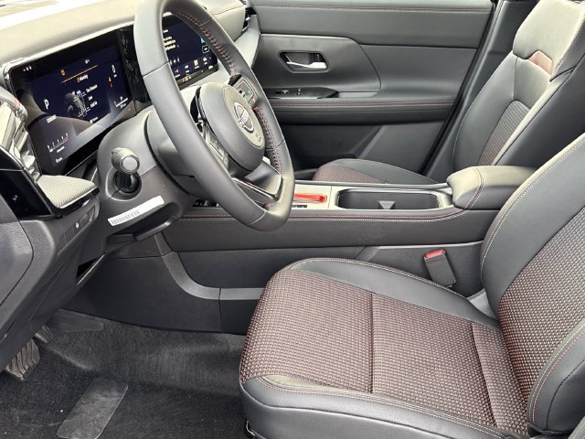 New 2026 Aspen White TriCoat / Super Black Two-tone Nissan SR image 9