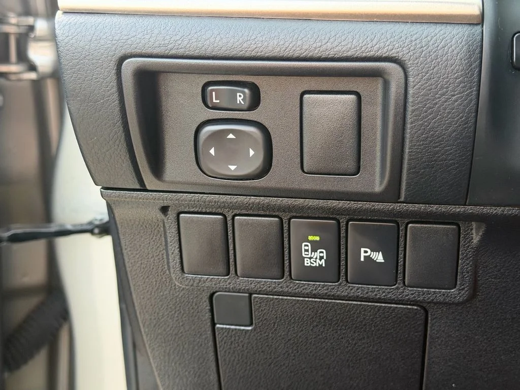 Used 2015 Silver Lexus 350 image 28
