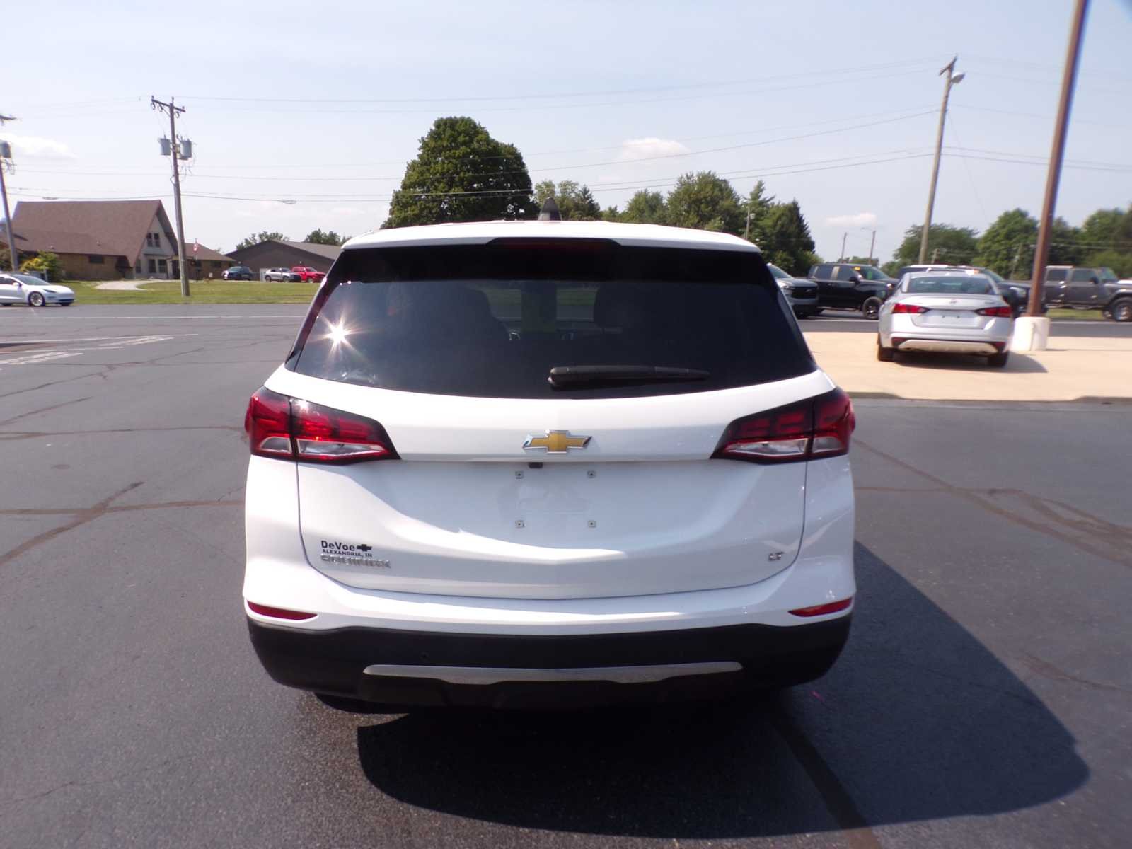 Used 2024 Summit White Chevrolet LT image 4