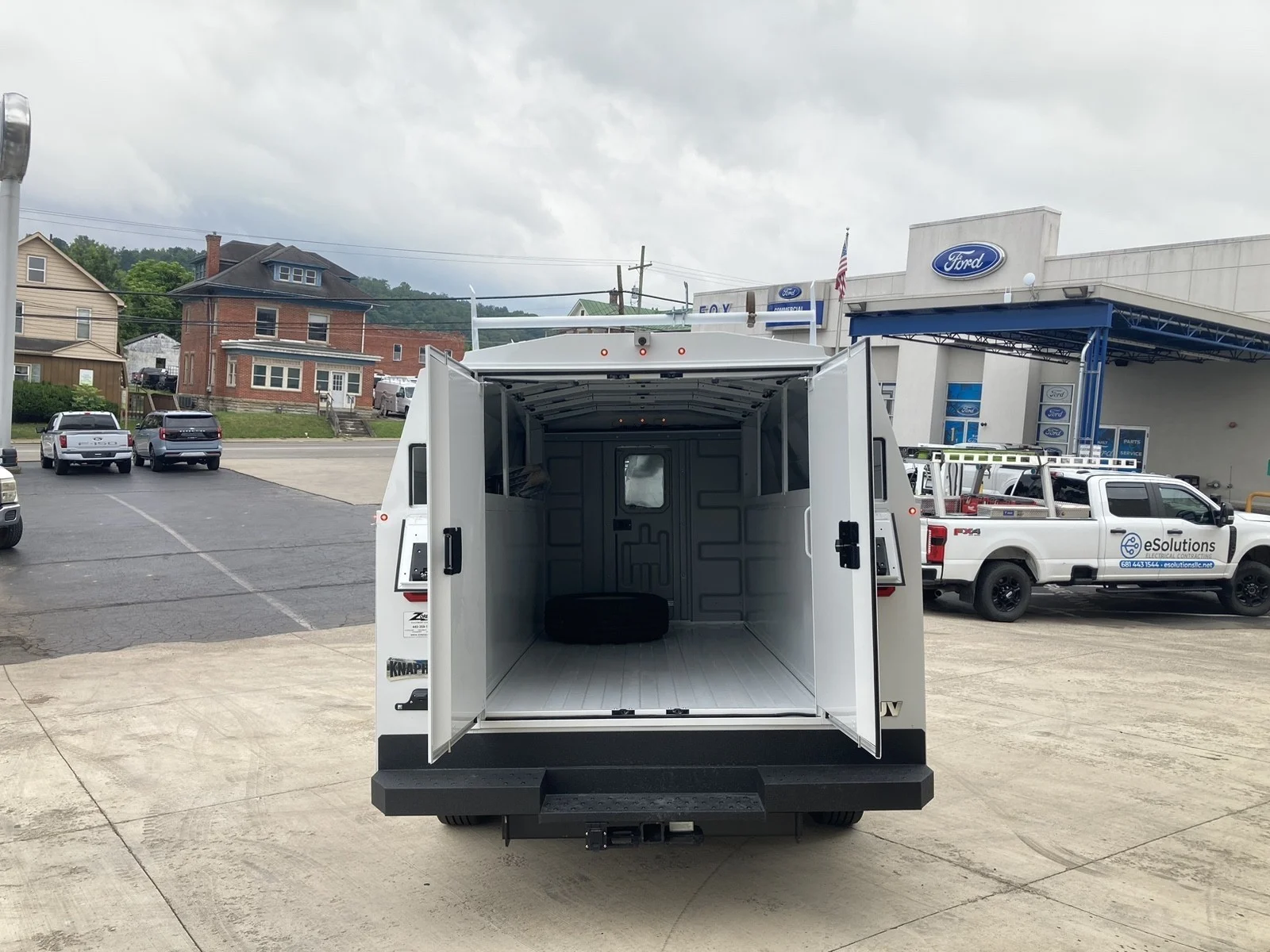 New 2027 Oxford White Ford E-350 SRW image 6