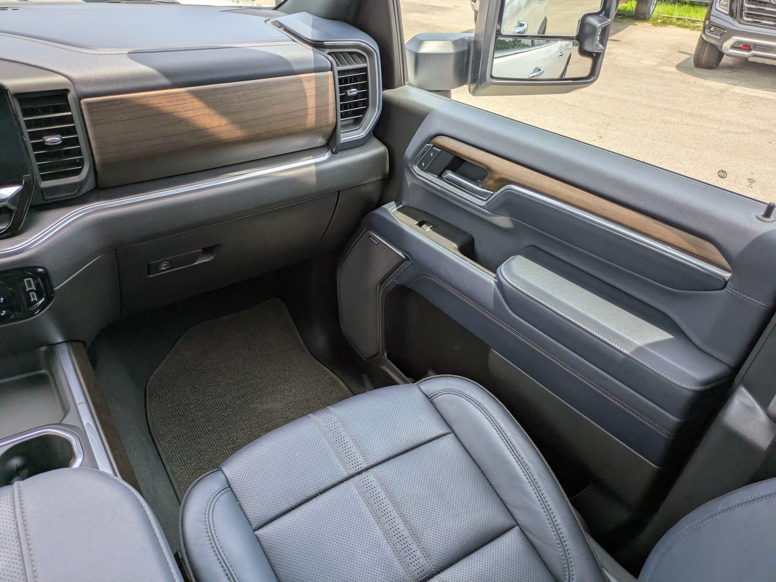 Used 2025 Summit White Chevrolet High Country image 17