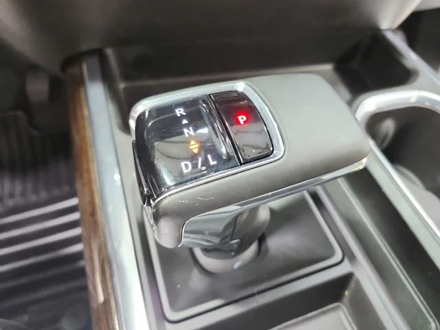 Used 2024 Summit White GMC Elevation image 26