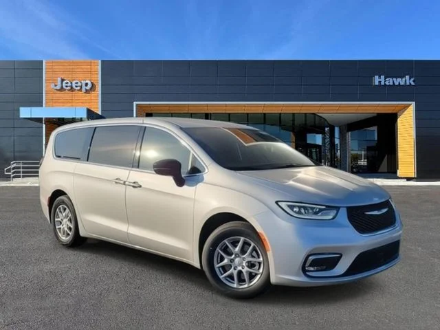 2026 Chrysler Pacifica Select's photo