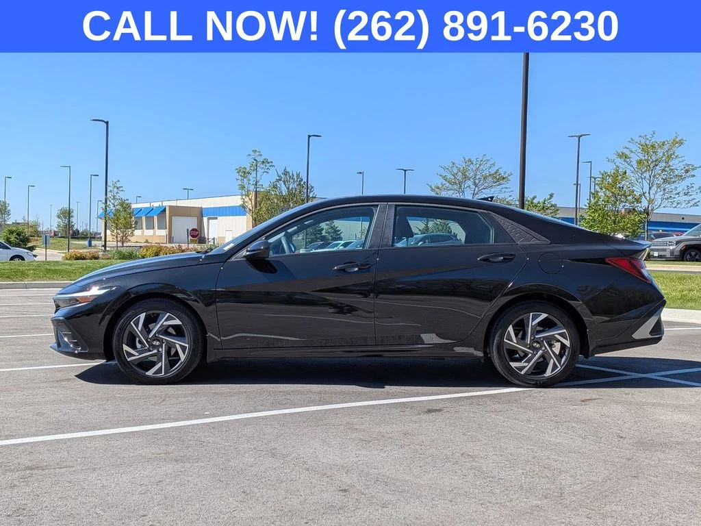 Used 2025 Black Hyundai SEL Sport image 4