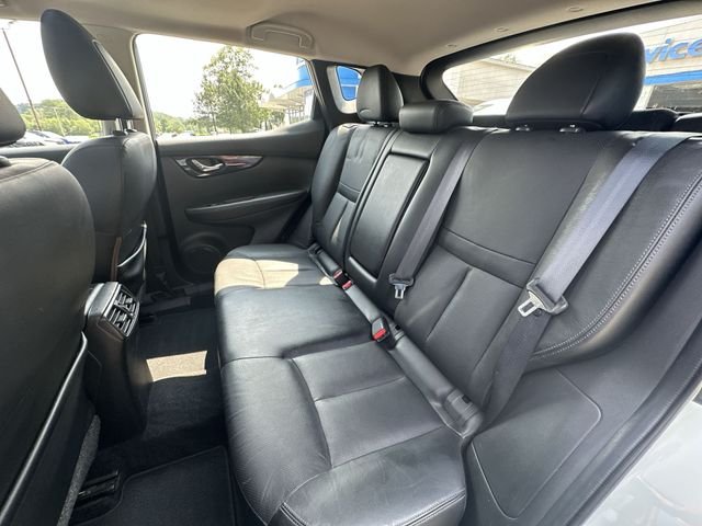 Used 2017 White Nissan SL image 27