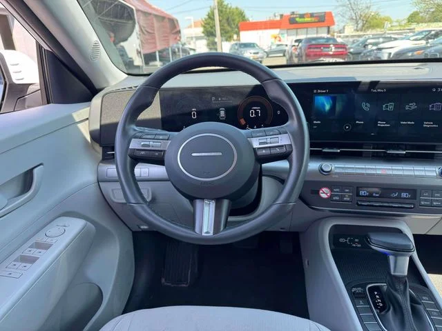 Used 2025 White Hyundai SEL image 18