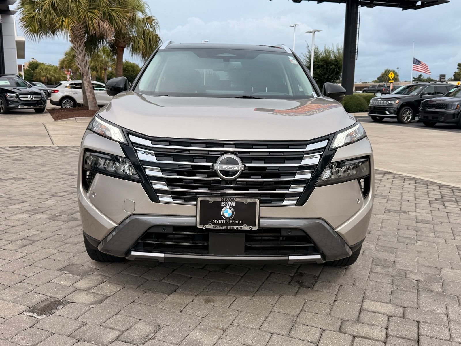 Used 2025 Champagne Silver Metallic Nissan SL image 5