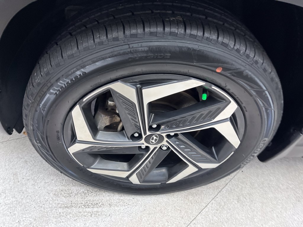 Used 2024 Silver Hyundai SEL Convenience image 9