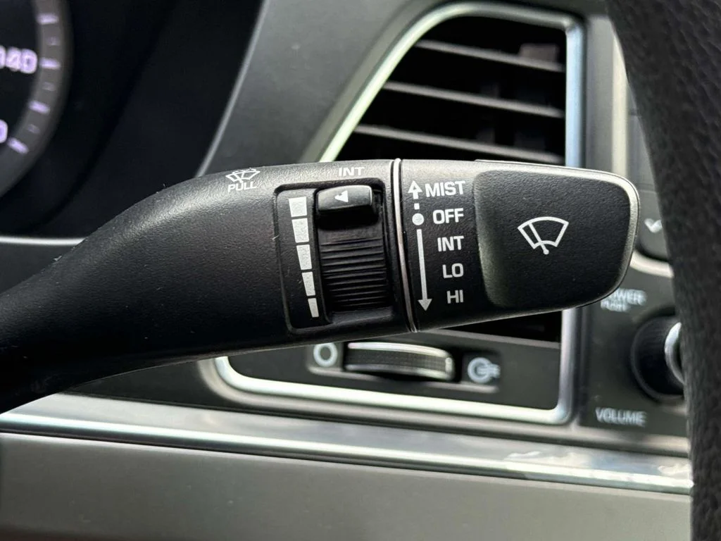 Used 2015 Silver Hyundai SE image 25