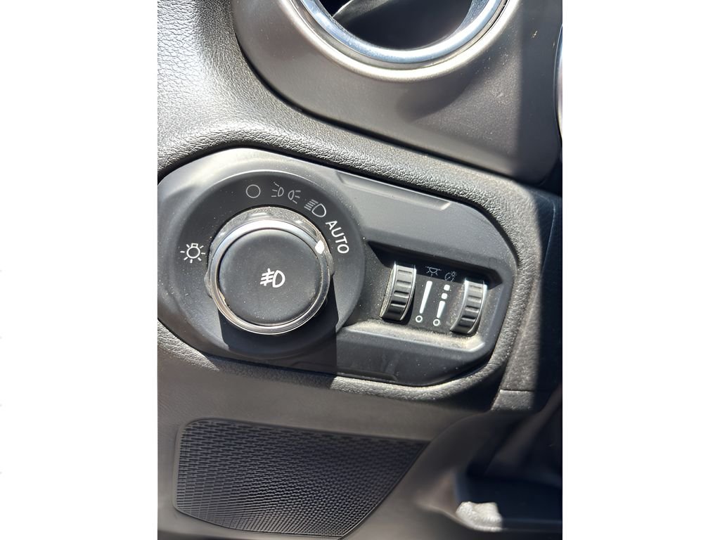 Used 2020 Granite Crystal Metallic Clearcoat Jeep Sahara image 15