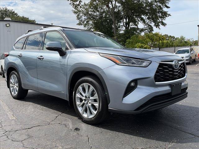 Used 2023  Toyota Limited image 2
