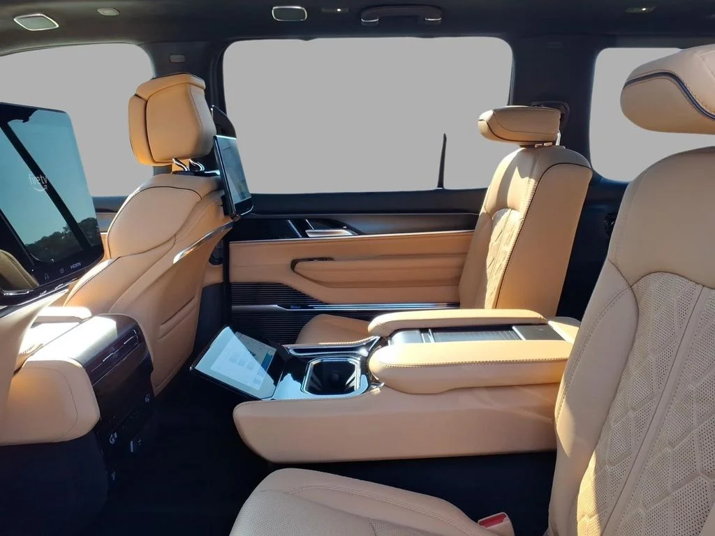 New 2026 Bright White Clear-Coat Exterior Paint Jeep Summit Reserve image 7