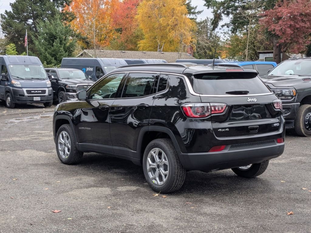 Used 2026 Diamond Black Crystal Pearlcoat Jeep Latitude image 5