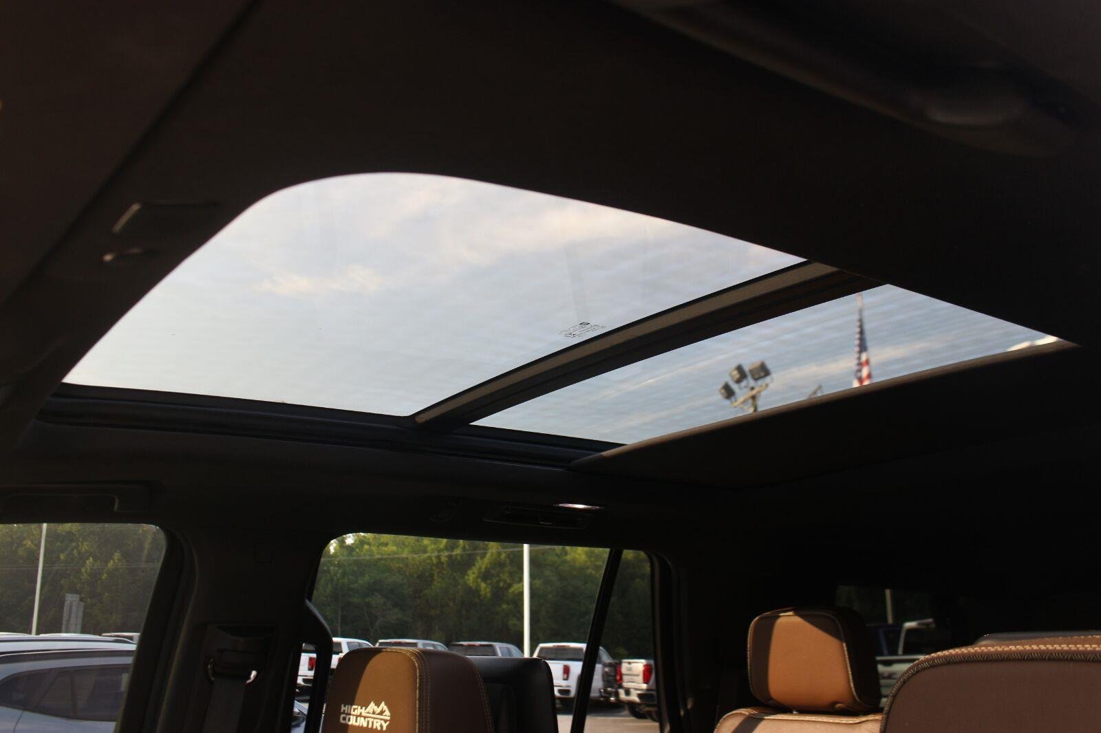 Used 2021 IRIDESCENT PEARL TRICOAT Chevrolet High Country image 35