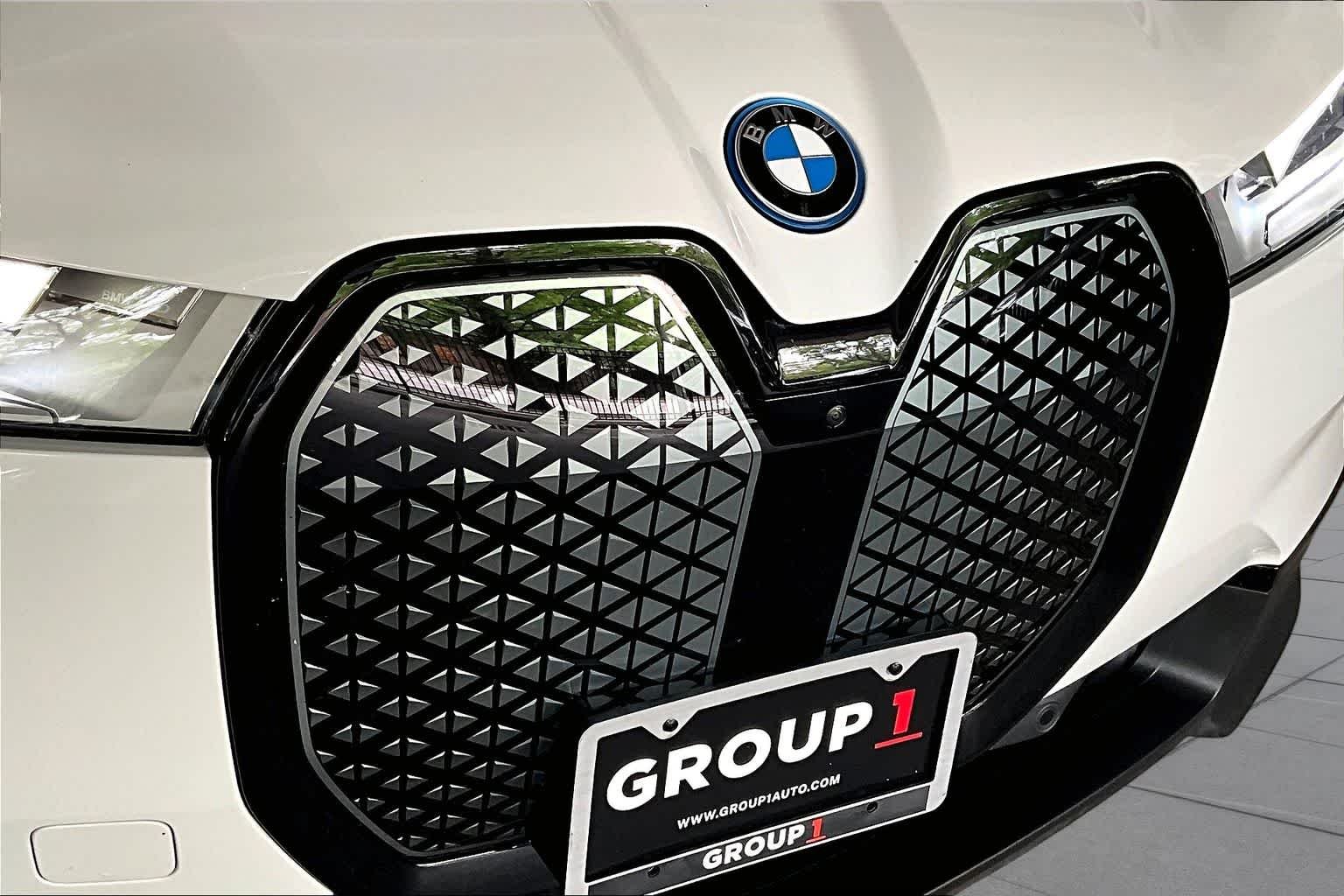 Used 2024 Alpine White BMW xDrive50 image 29