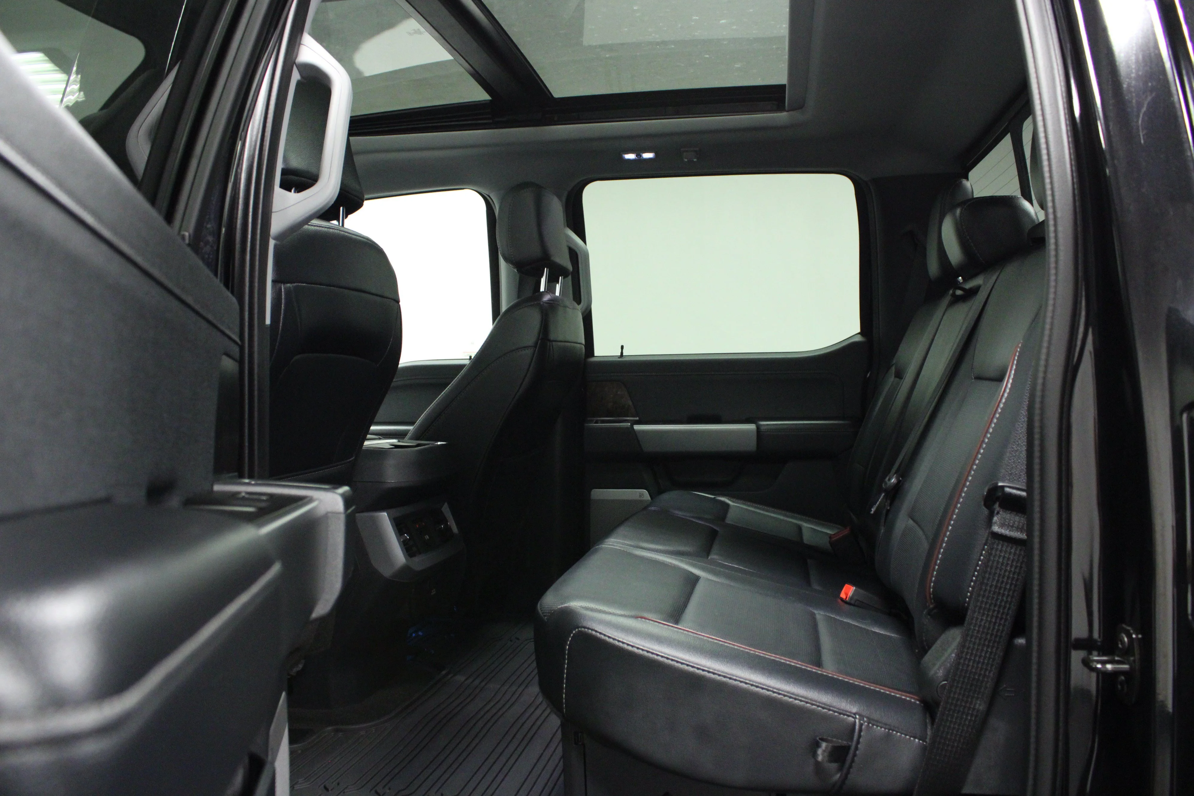 Used 2024 Agate Black Metallic Ford LARIAT image 13