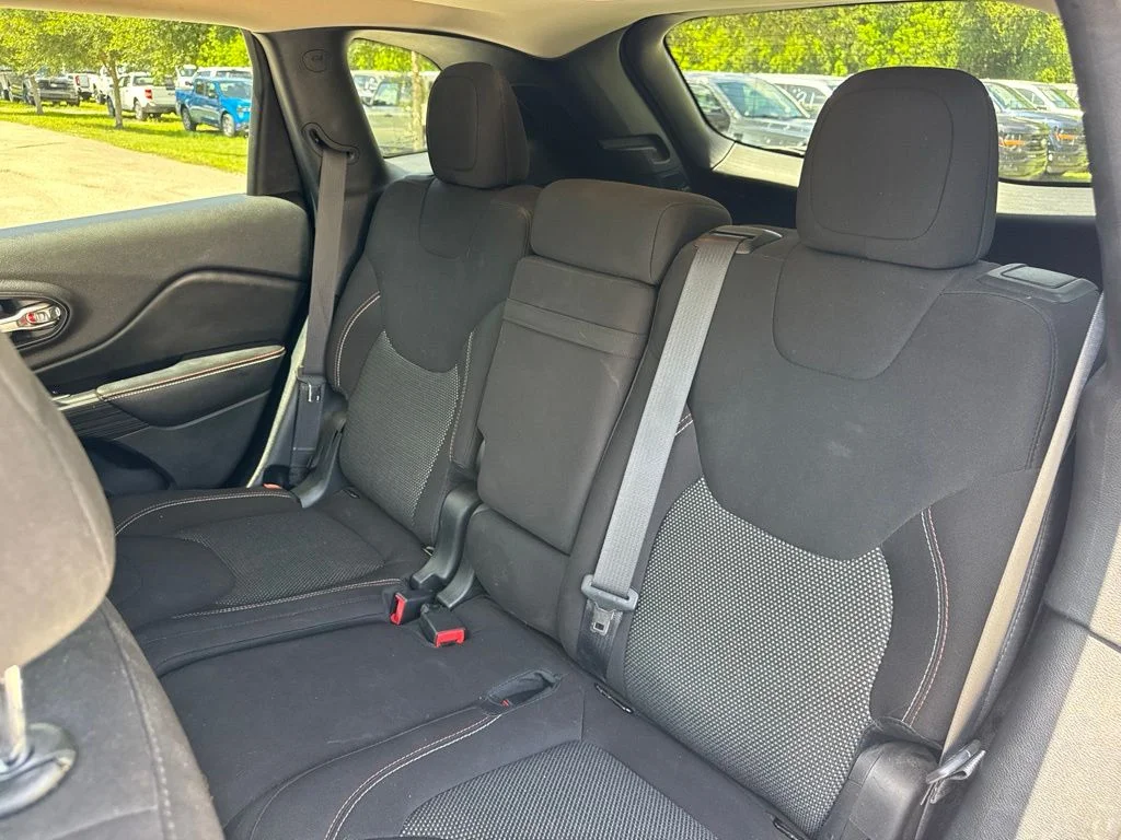Used 2016 Granite Crystal Clearcoat Metallic Jeep Latitude image 11