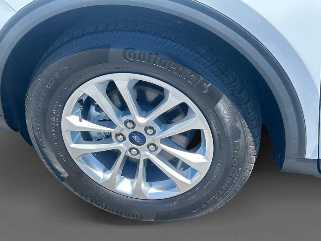 Used 2022 White Ford SE image 16