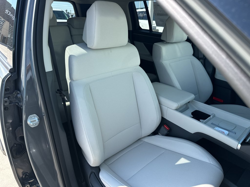 New 2027 Hampton Gray Hyundai SE image 28