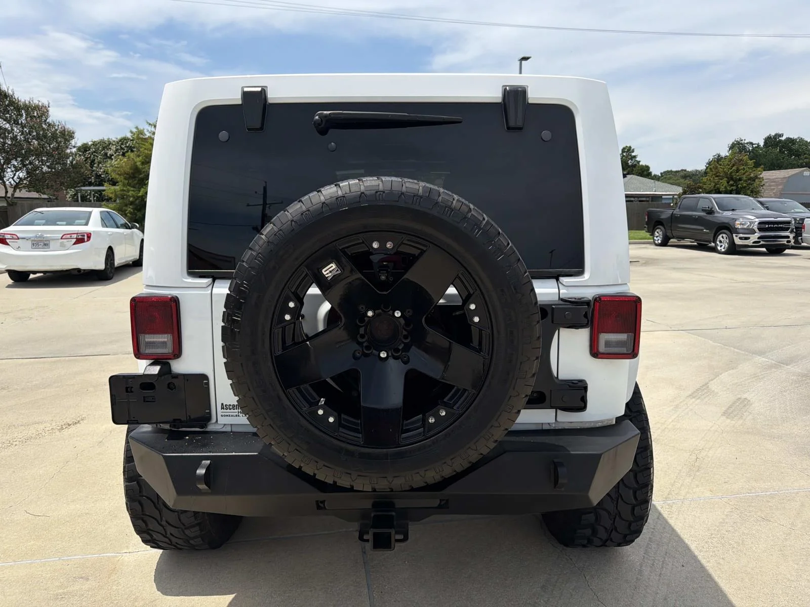 Used 2017 White Jeep Sahara 4x4 image 6