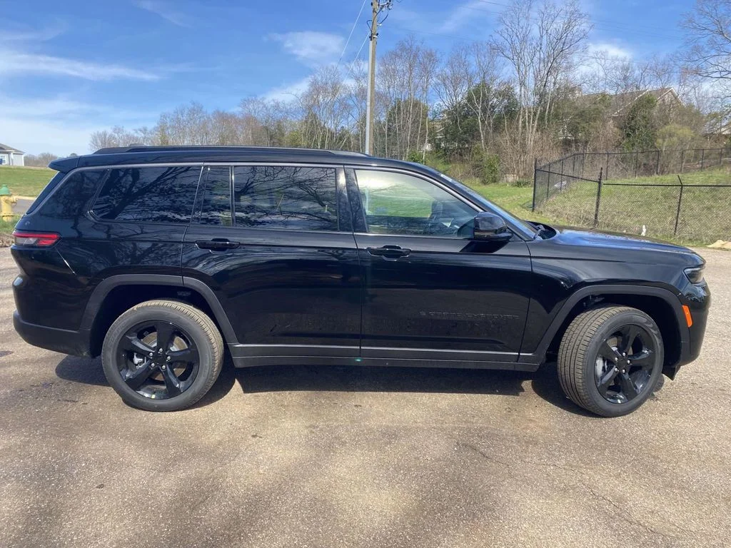 New 2026 Diamond Black Crystal Pearl-Coat Exterior Paint Jeep Limited image 7
