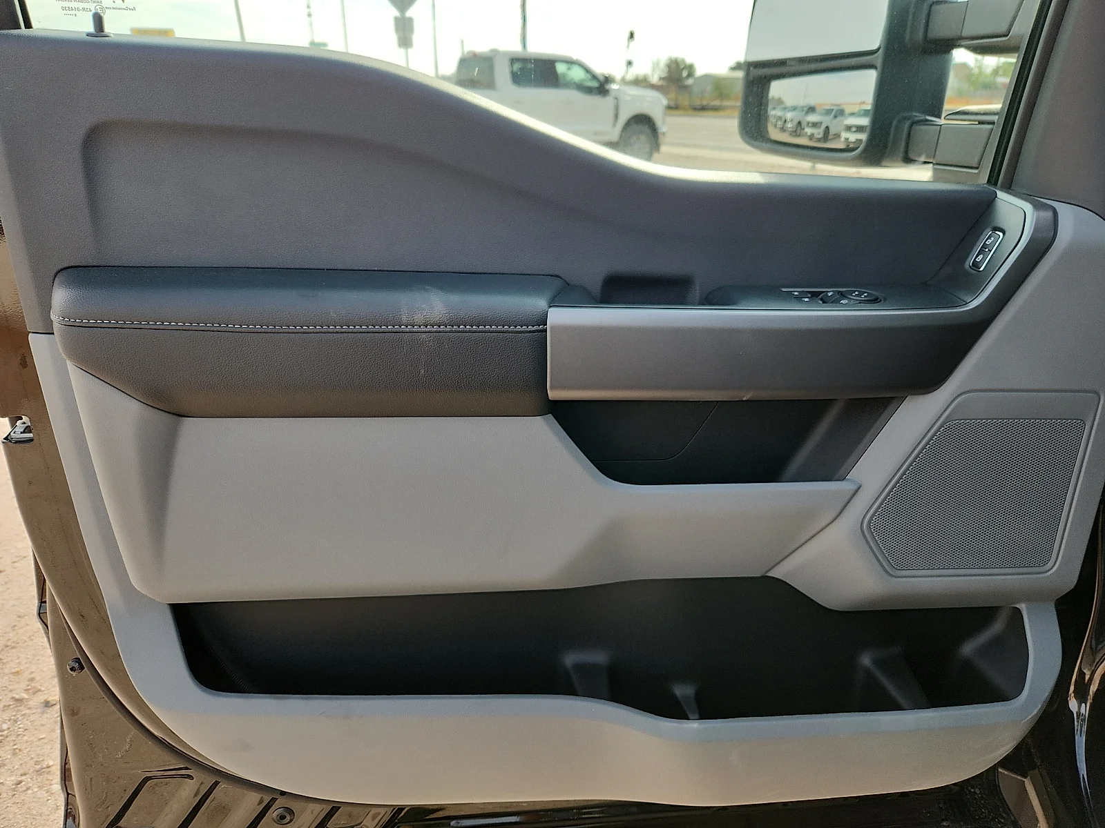 New 2027 Agate Black Metallic Ford XLT image 14