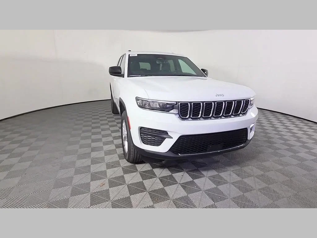 New 2026 Bright White Clear-Coat Exterior Paint Jeep Laredo X image 13