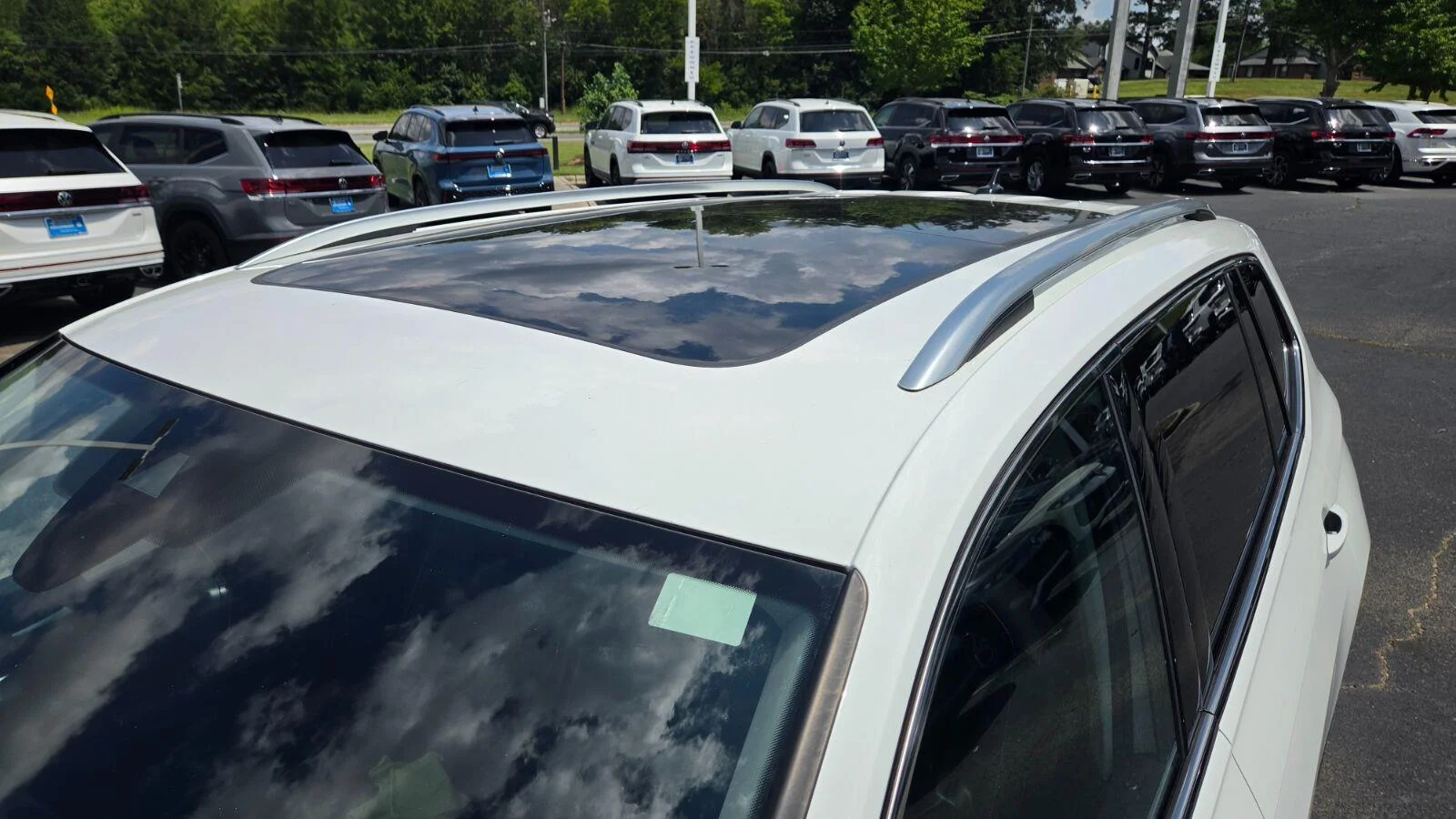 Certified Used 2022 Pure White Volkswagen SE image 10