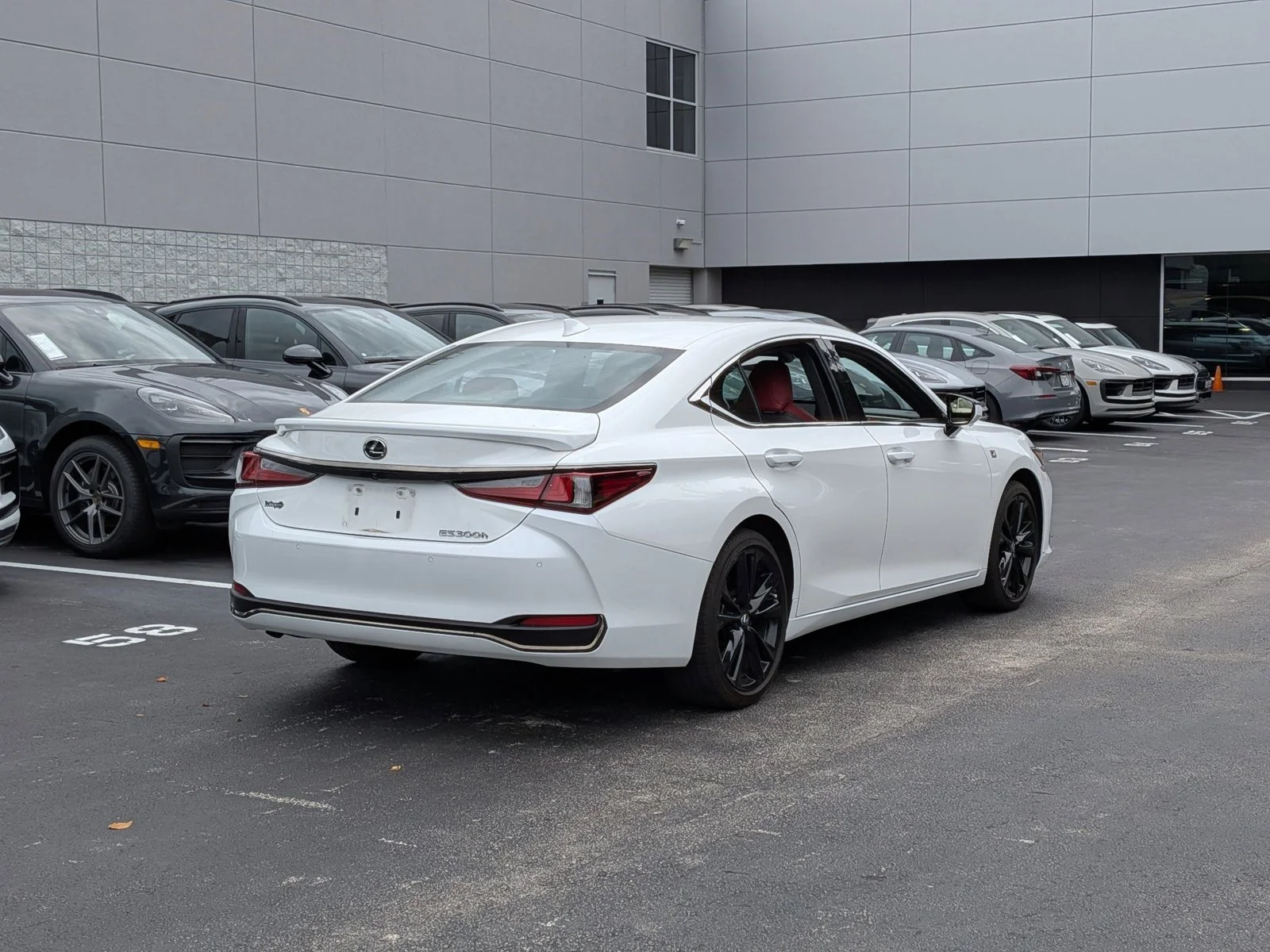 Used 2024 Ultra White Lexus ES 300h F SPORT Handling image 8