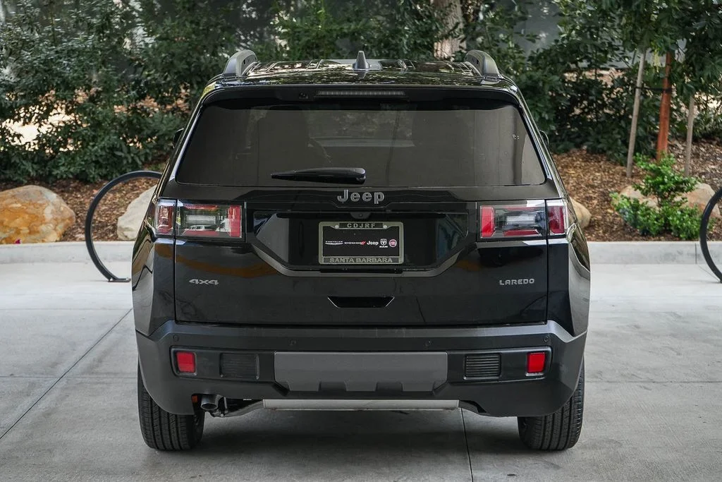 New 2026 Diamond Black Crystal Pearlcoat Jeep Laredo image 5