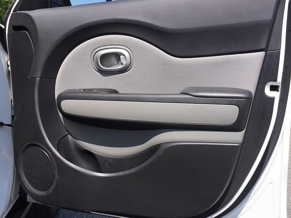 Used 2018 White Kia Base image 14