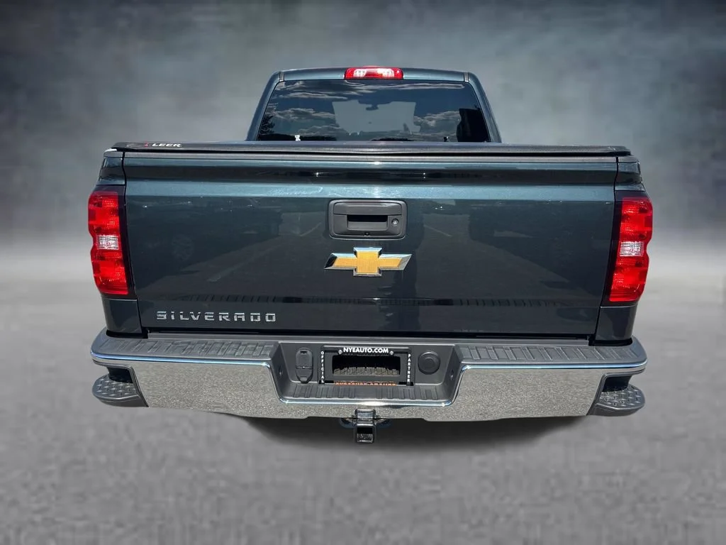 Used 2018 GRAPHITE METALLIC Chevrolet LS image 7