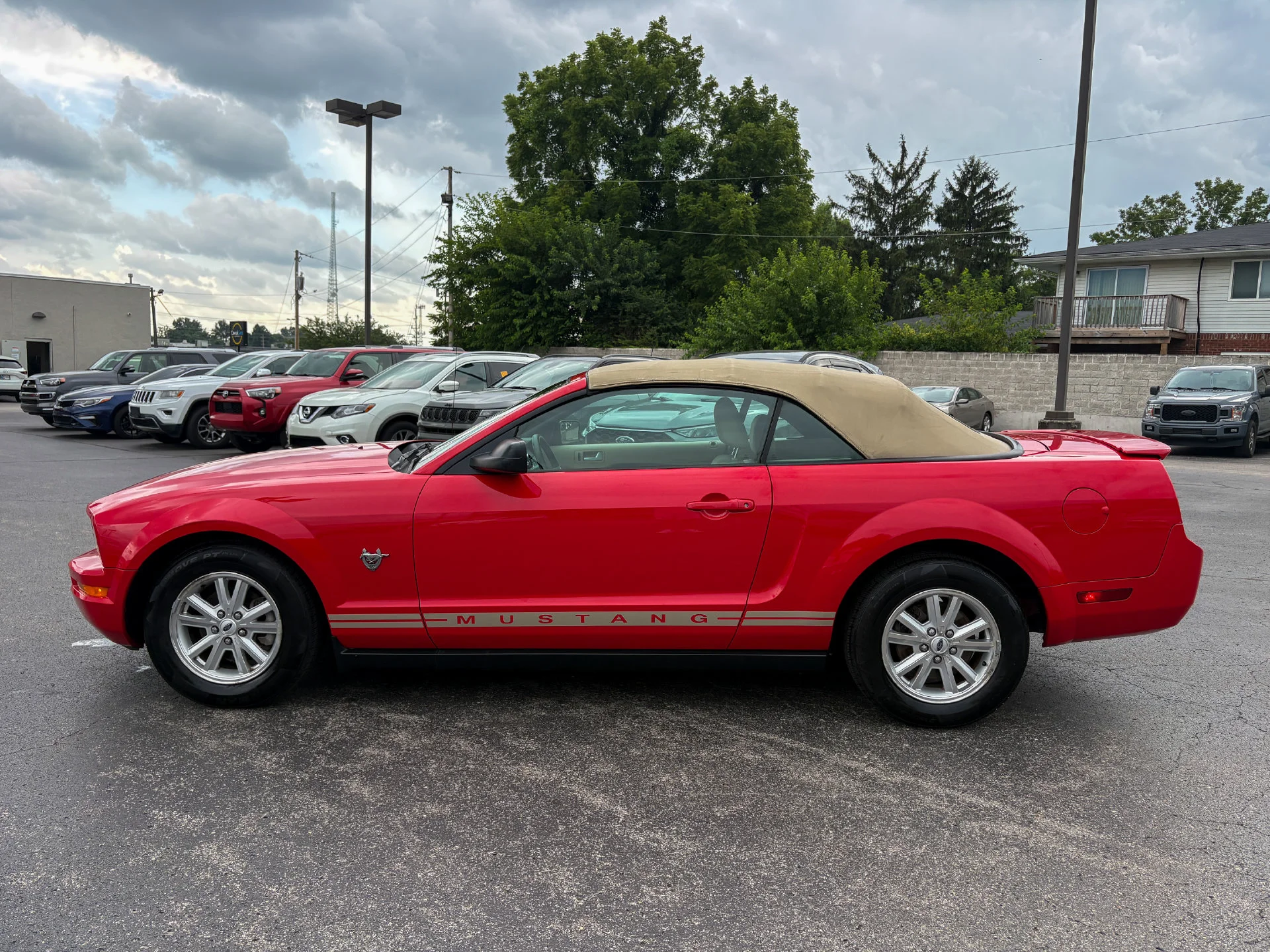 Used 2009 Red Ford V6 image 8