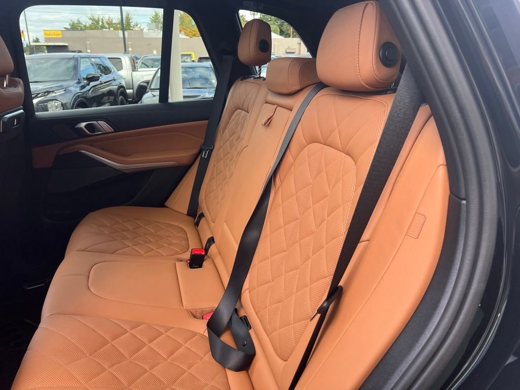 Used 2024 Black Sapphire Metallic BMW xDrive40i image 9