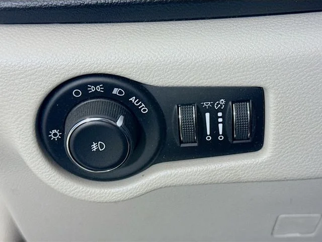 Used 2017 White Chrysler Touring L image 10