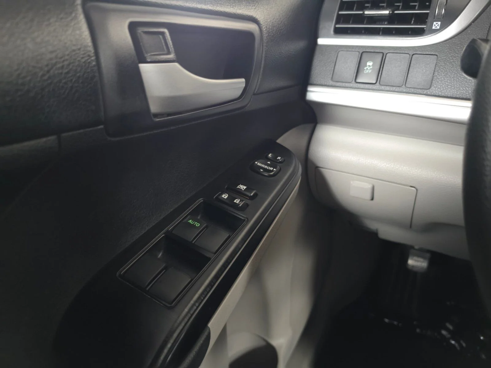 Used 2012 Gray Toyota LE image 32