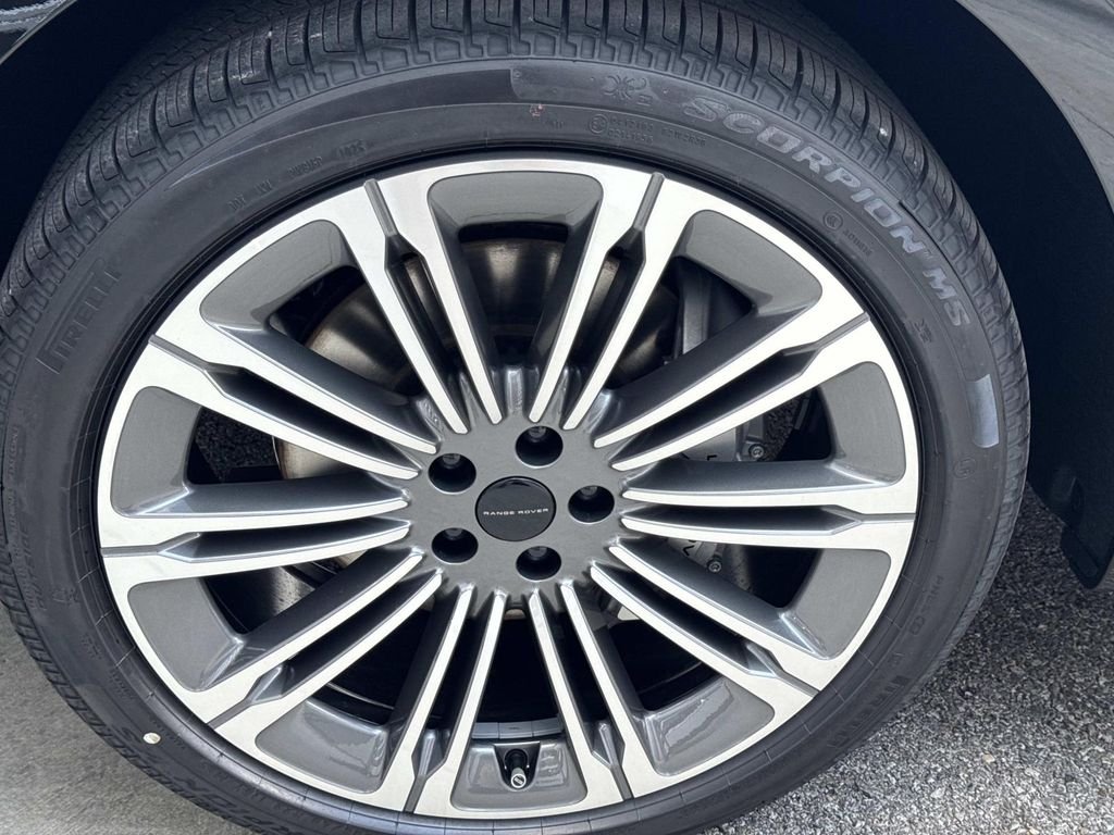 New 2026 Santorini Black Land Rover Dynamic SE image 11