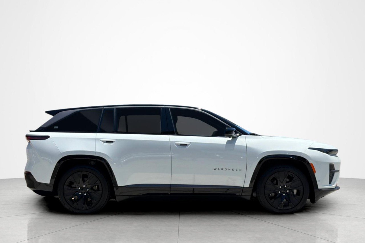 Used 2025 BRIGHT CLEAR COAT Jeep Launch Edition image 6