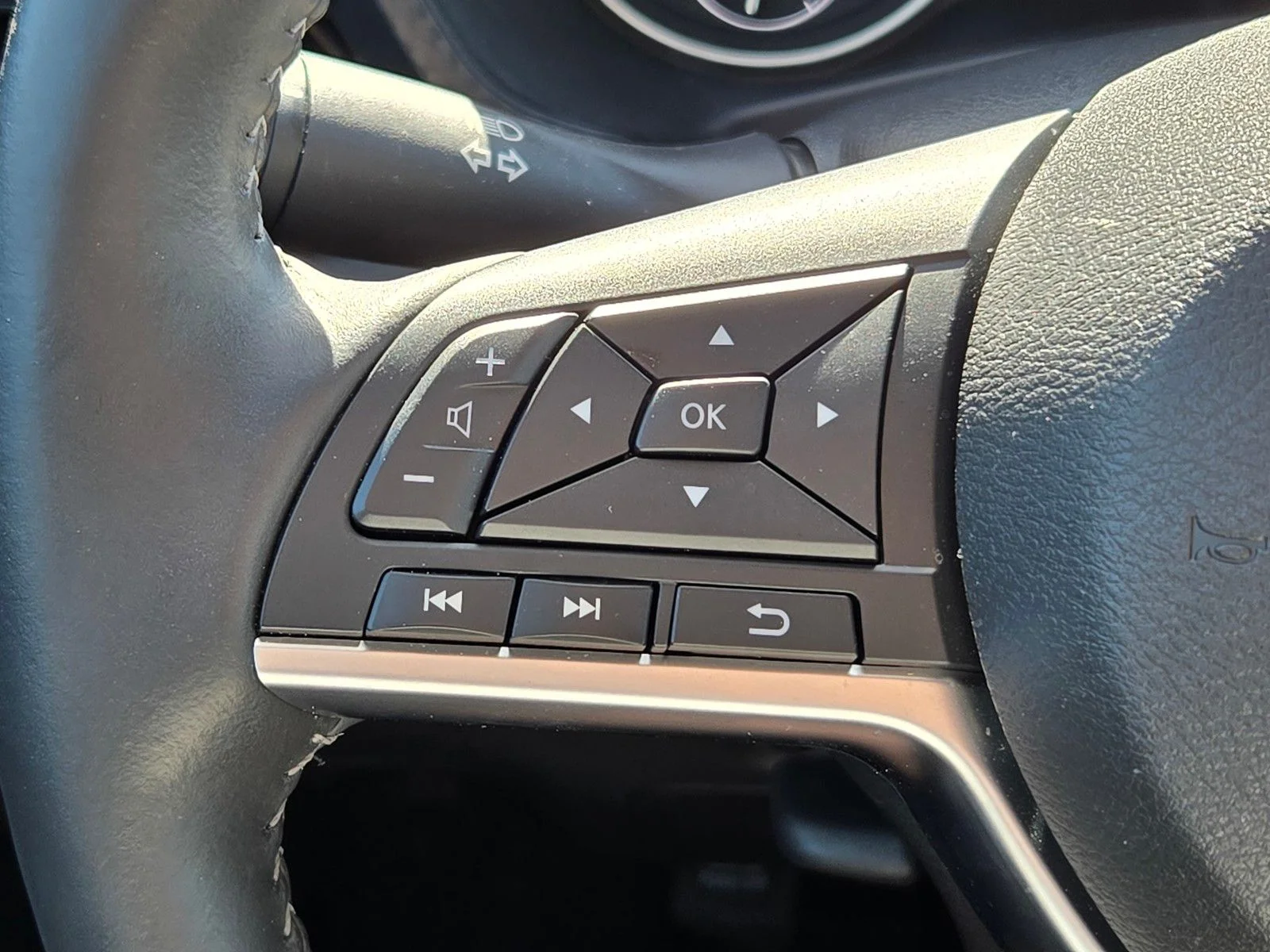 Used 2025 Electric Blue Metallic Nissan SV image 32