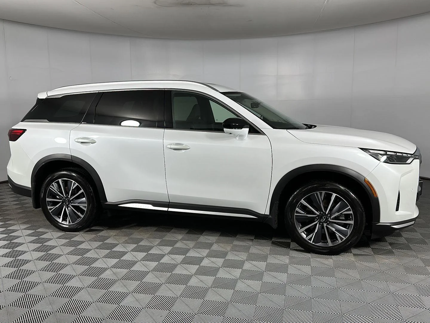 Used 2026 Radiant White INFINITI LUXE image 35