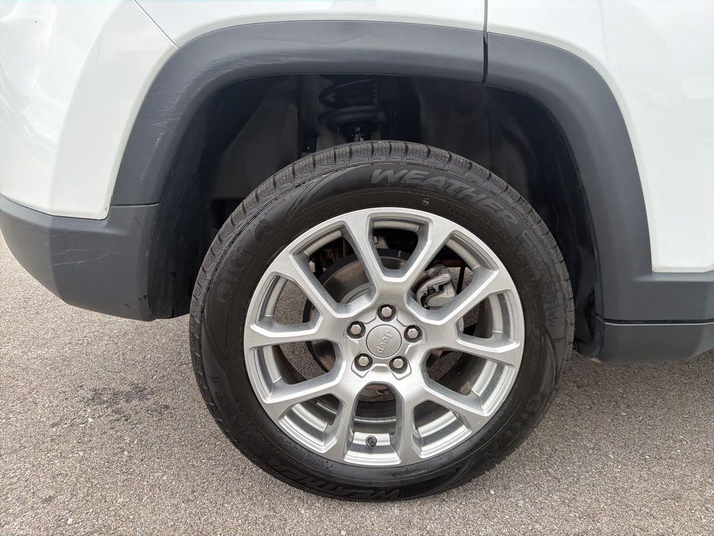 Certified Used 2022 White Jeep Latitude Lux image 24