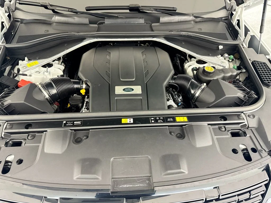 Used 2023 White Land Rover Autobiography image 32