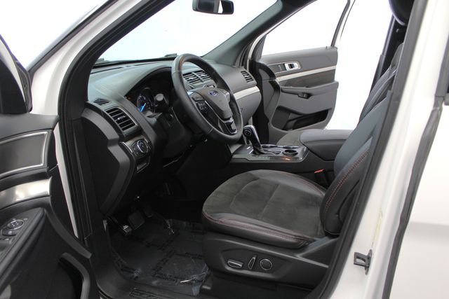 Used 2018 White Platinum Tri-Coat Metallic Ford XLT image 12