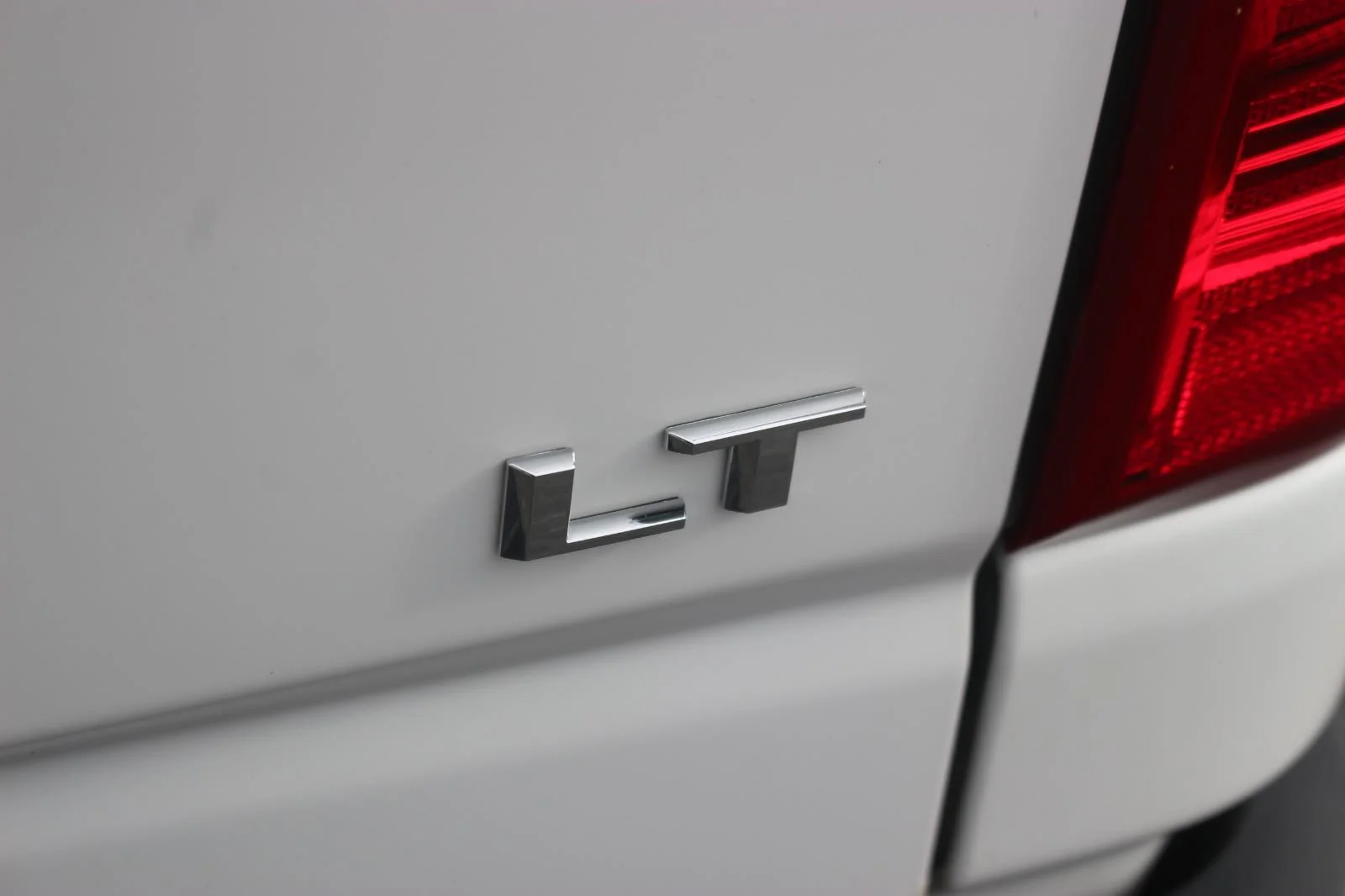 Used 2025 Summit White Chevrolet LT image 14