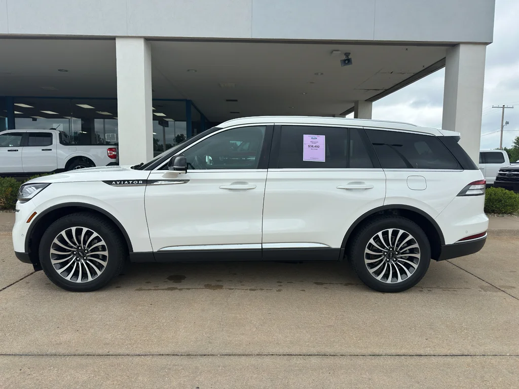 Used 2023 Pristine White Metallic Tri-Coat Lincoln Reserve image 9